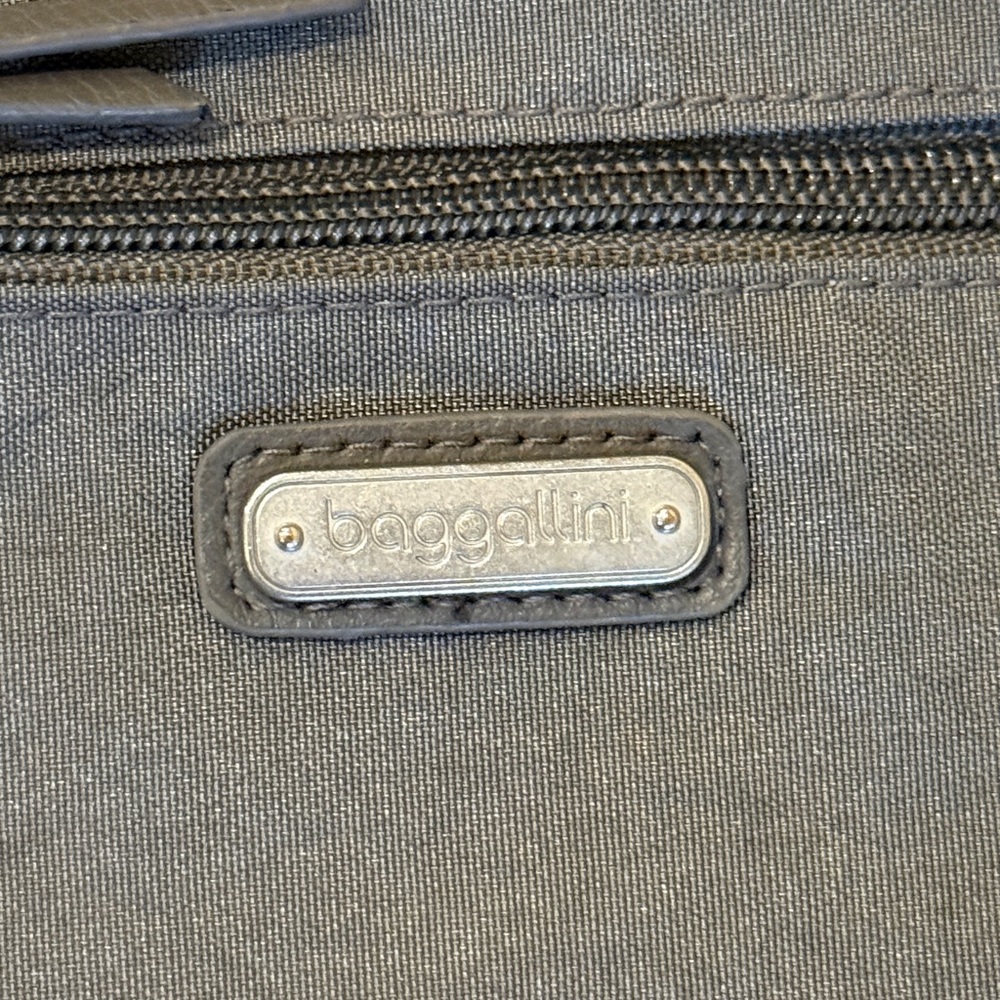 Stylish Gray Shoulder Bag - Baggallini - Picture 3 of 17